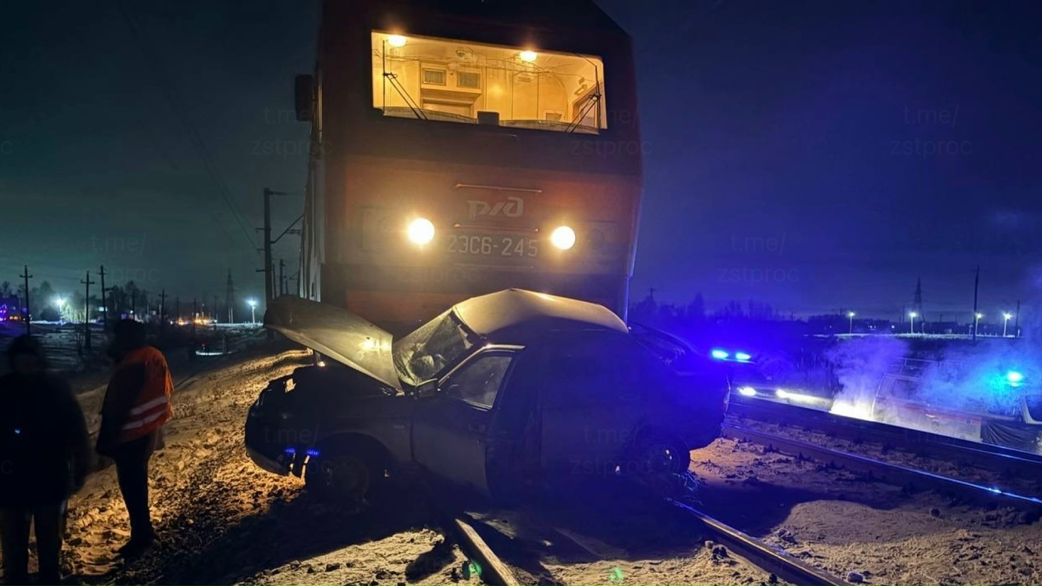 В Омской области поезд столкнулся с легковушкой  