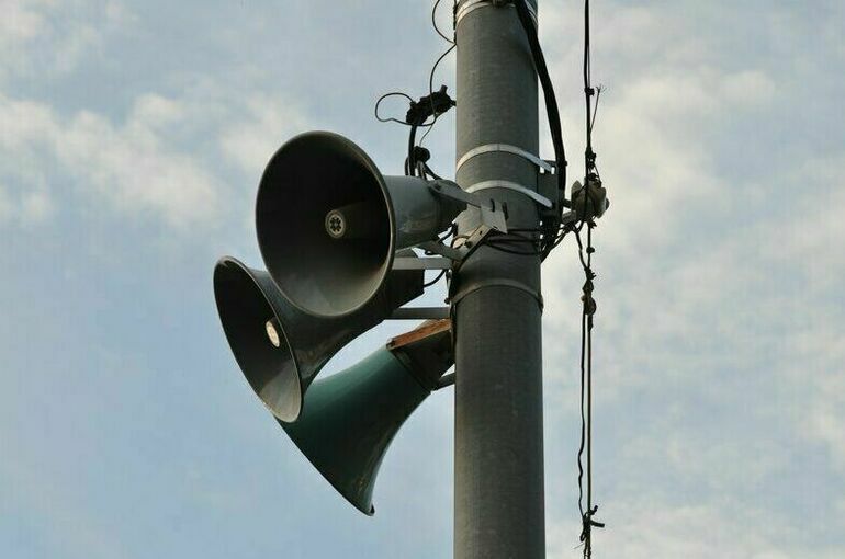 В Нефтяниках прогремели хлопки и включились сирены