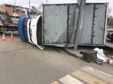 Грузовой автомобиль перевернулся в омске