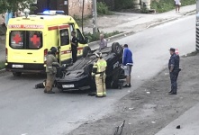 В Омске не поделили дорогу такси и полицейское авто