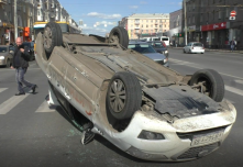 В Омске перевернулось такси